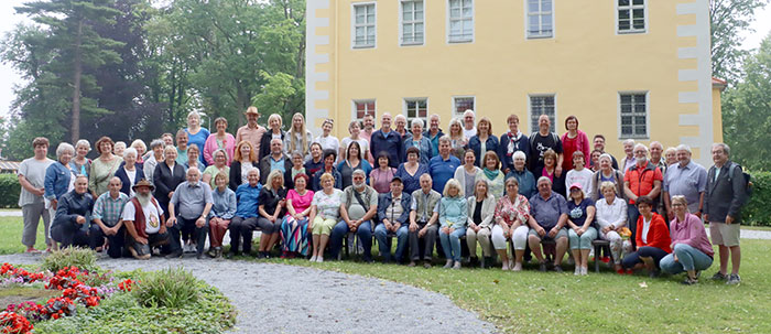 Gemeinsames Erinnerungsfoto im Schlosspark  	