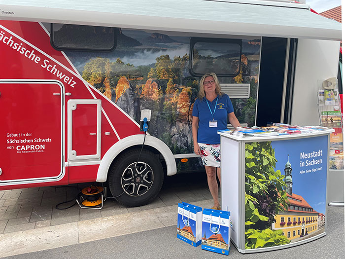 Anett Wolf mit dem Tourismus-Mobil