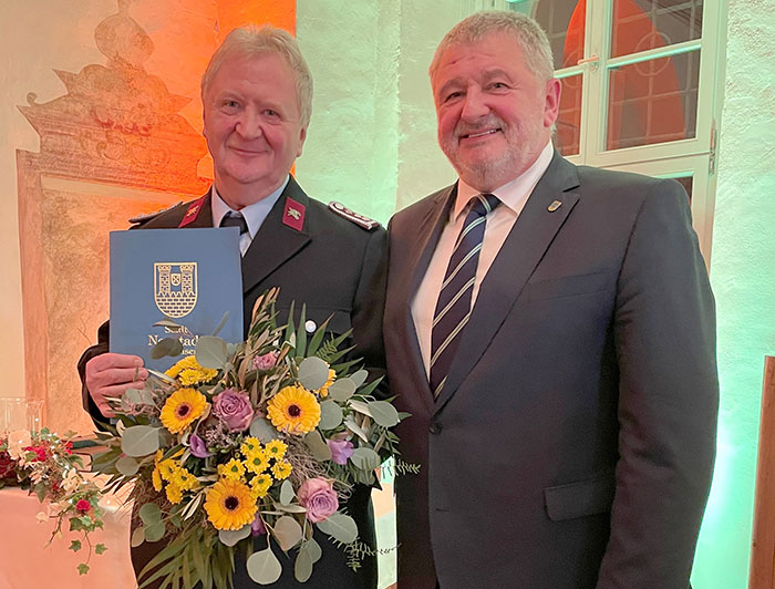 Kamerad Hauptöschmeister Horst Gersch und Bürgermeister Peter Mühle (rechts)