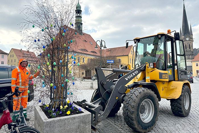 Aufstellen Pflanzkübel mit Osterdeko