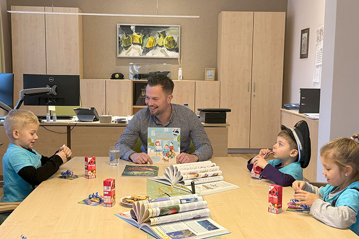 Bürgermeister Alexander Sachse liest den Kindern eine Geschichte vor