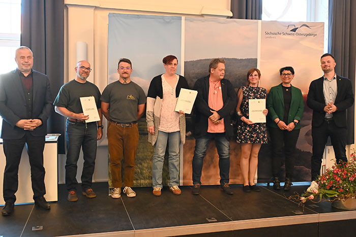 Landrat Michael Geisler und Bürgermeister Alexander Sachse mit den Vereinen Landrat Michael Geisler und Bürgermeister Alexander Sachse mit den Vereinen