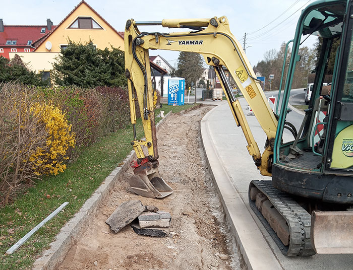 Baggerarbeiten am Gehweg Baggerarbeiten am Gehweg