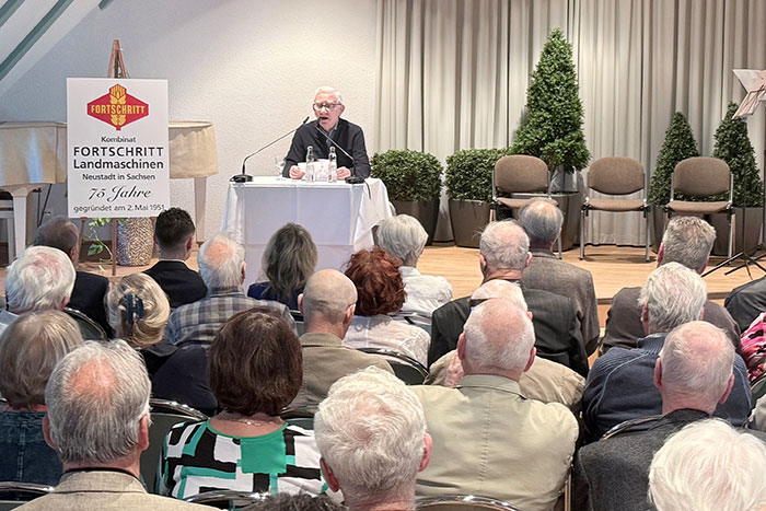 Dr. Brendler vor dem Publikum Dr. Brendler vor dem Publikum